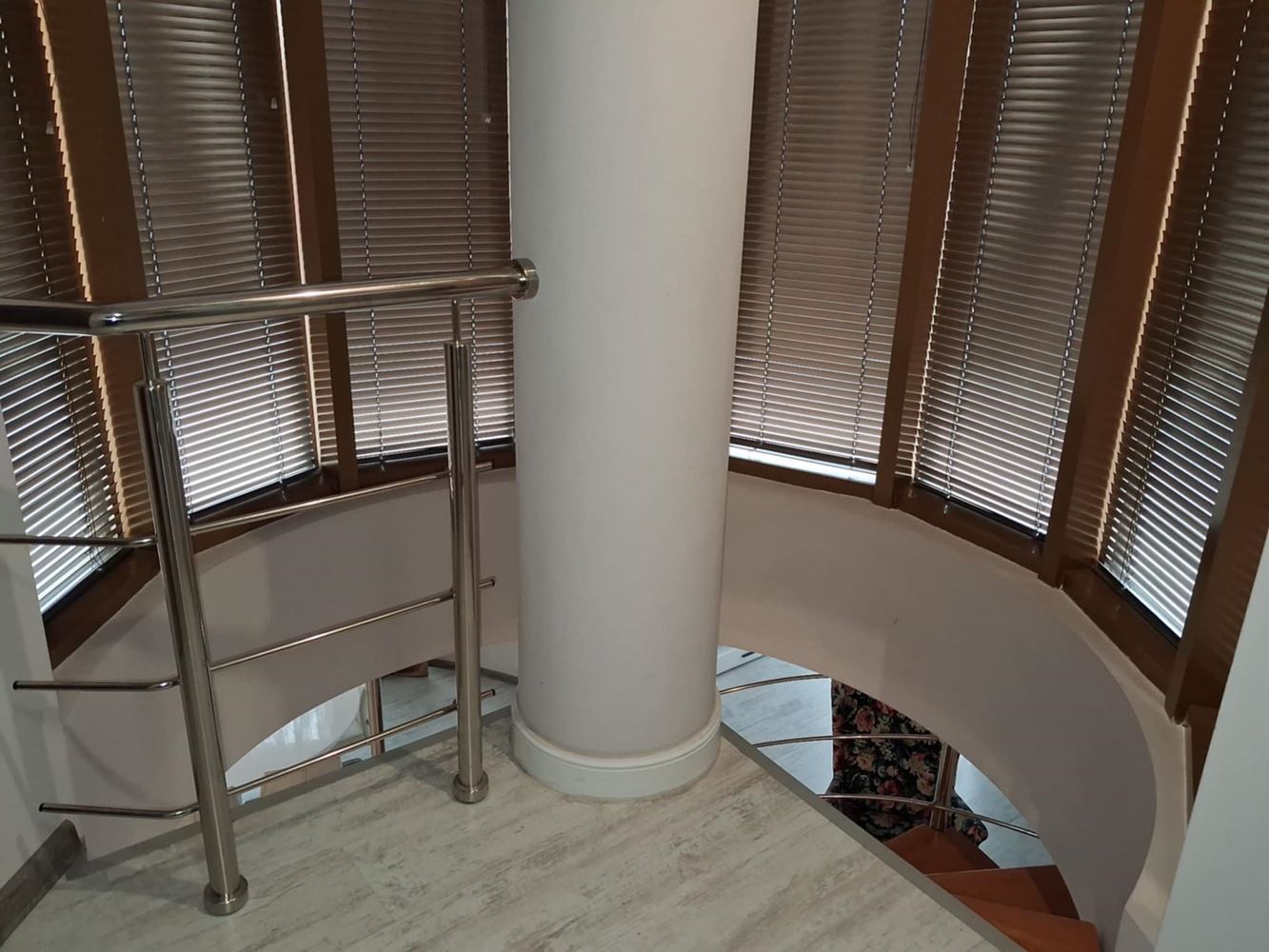 Мезонет в аренду рядом с Ларго - 240 кв.м.-0 Мезонет под наем в близост до Ларго - 240 кв.м. - 0