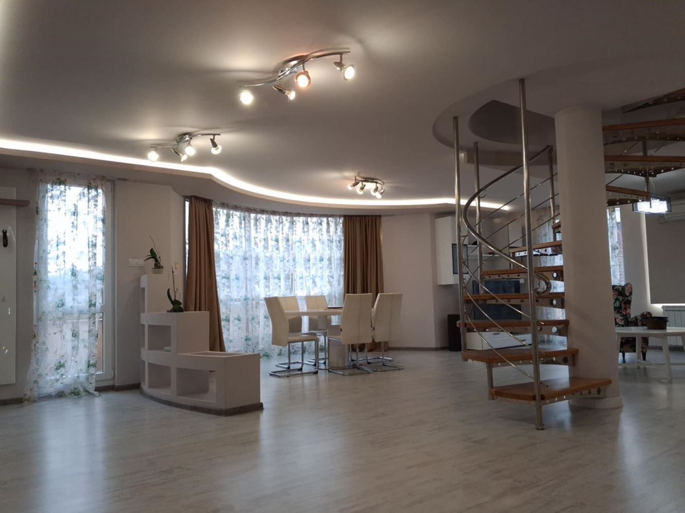 Мезонет в аренду рядом с Ларго - 240 кв.м.-0 Мезонет под наем в близост до Ларго - 240 кв.м. - 0