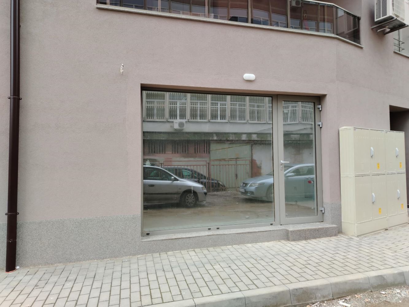 Партерно помещение под наем, до НАП, нова и луксозна сграда с ТЕЦ-0 Партерно помещение под наем, до НАП, нова и луксозна сграда с ТЕЦ - 0