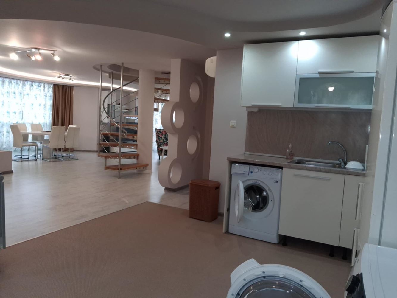 Мезонет в аренду рядом с Ларго - 240 кв.м.-0 Мезонет под наем в близост до Ларго - 240 кв.м. - 0