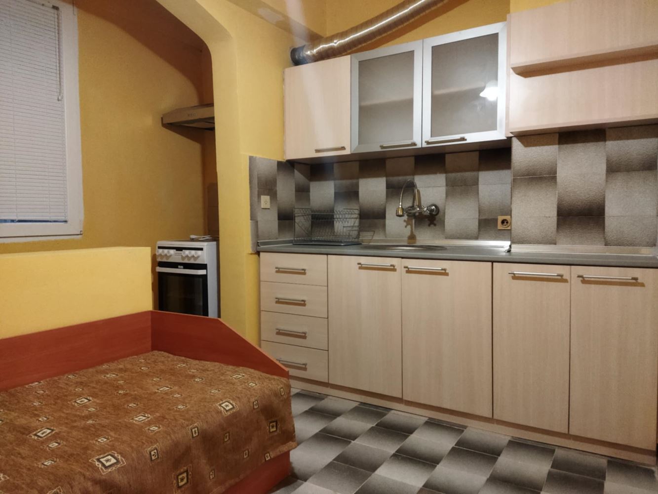 кв. ”Сини камъни”- дава под наем двустаен, първи етаж, обзаведен, ТЕЦ-0 кв. ”Сини камъни”- дава под наем двустаен, първи етаж, обзаведен, ТЕЦ - 0