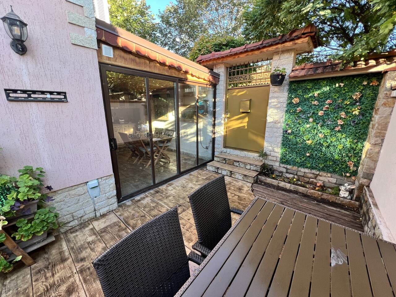 кв. Ново Село, Едноетажна Къща, Двор-0 кв. Ново Село, Едноетажна Къща, Двор - 0