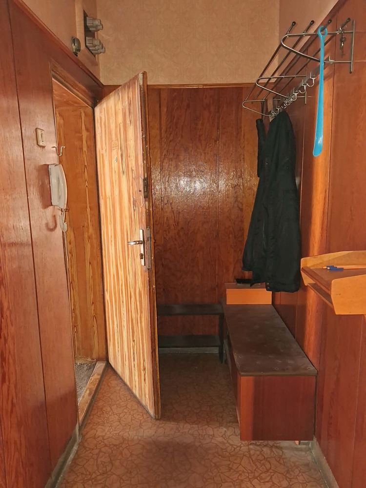 Център,тухла,непоследен етаж,3 отделни стаи с възможност за преустройство-0 Център,тухла,непоследен етаж,3 отделни стаи с възможност за преустройство - 0