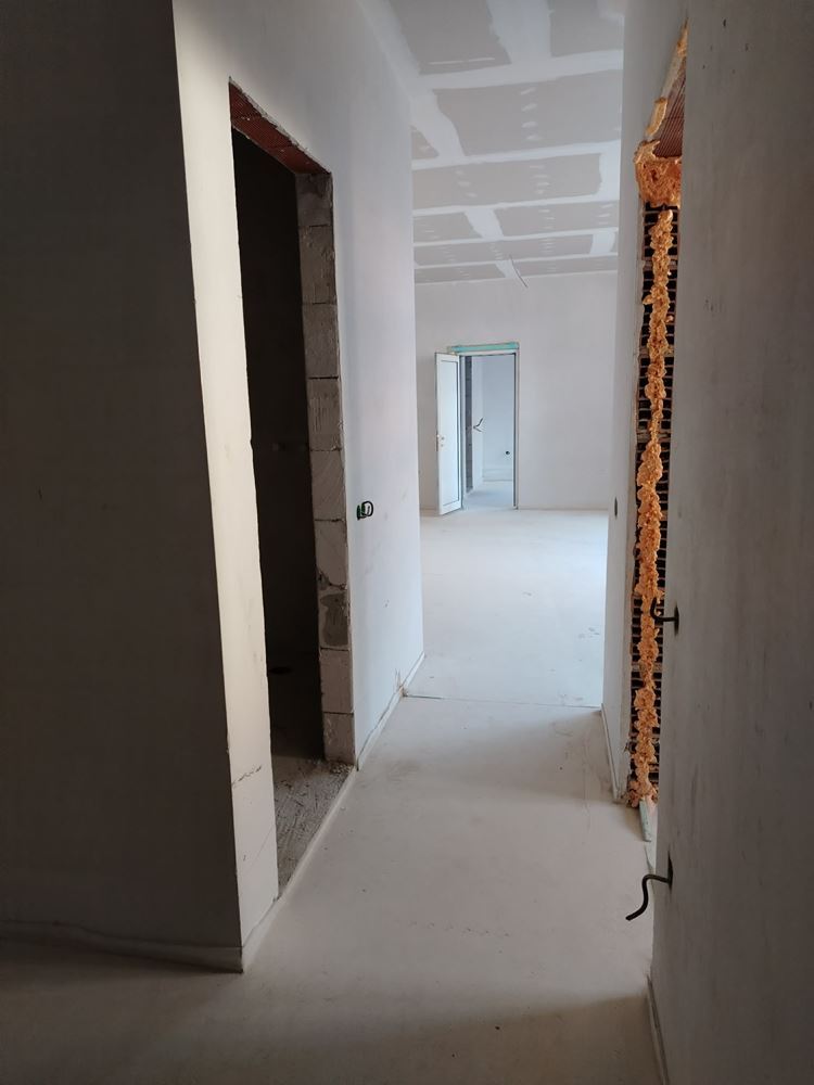 Belediye yakınında park yeri olan iki yatak odalı daire-0 Тристаен апартамент с паркомясто недалеч от Общината - 0