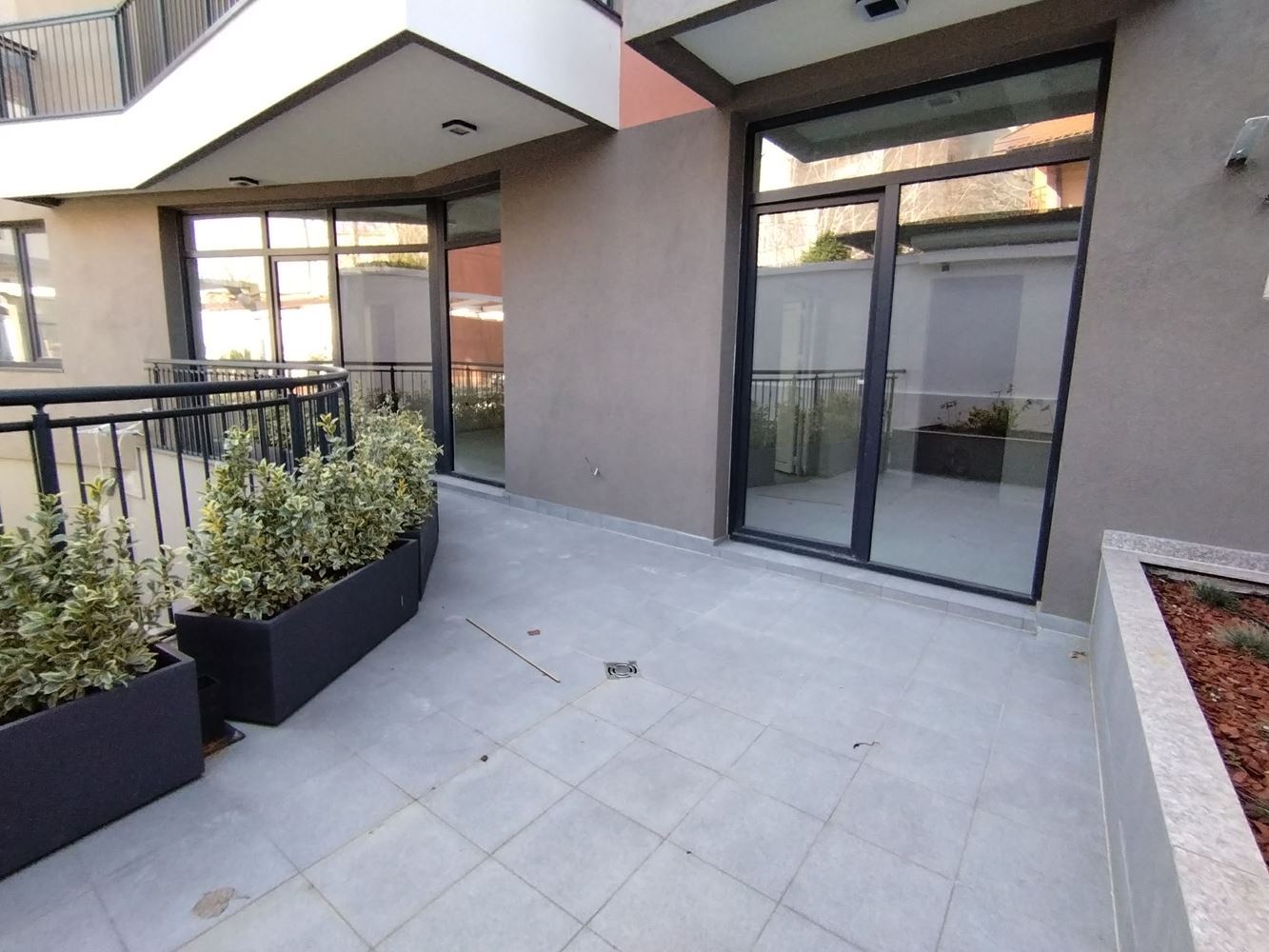 Belediye yakınında park yeri olan iki yatak odalı daire-0 Тристаен апартамент с паркомясто недалеч от Общината - 0