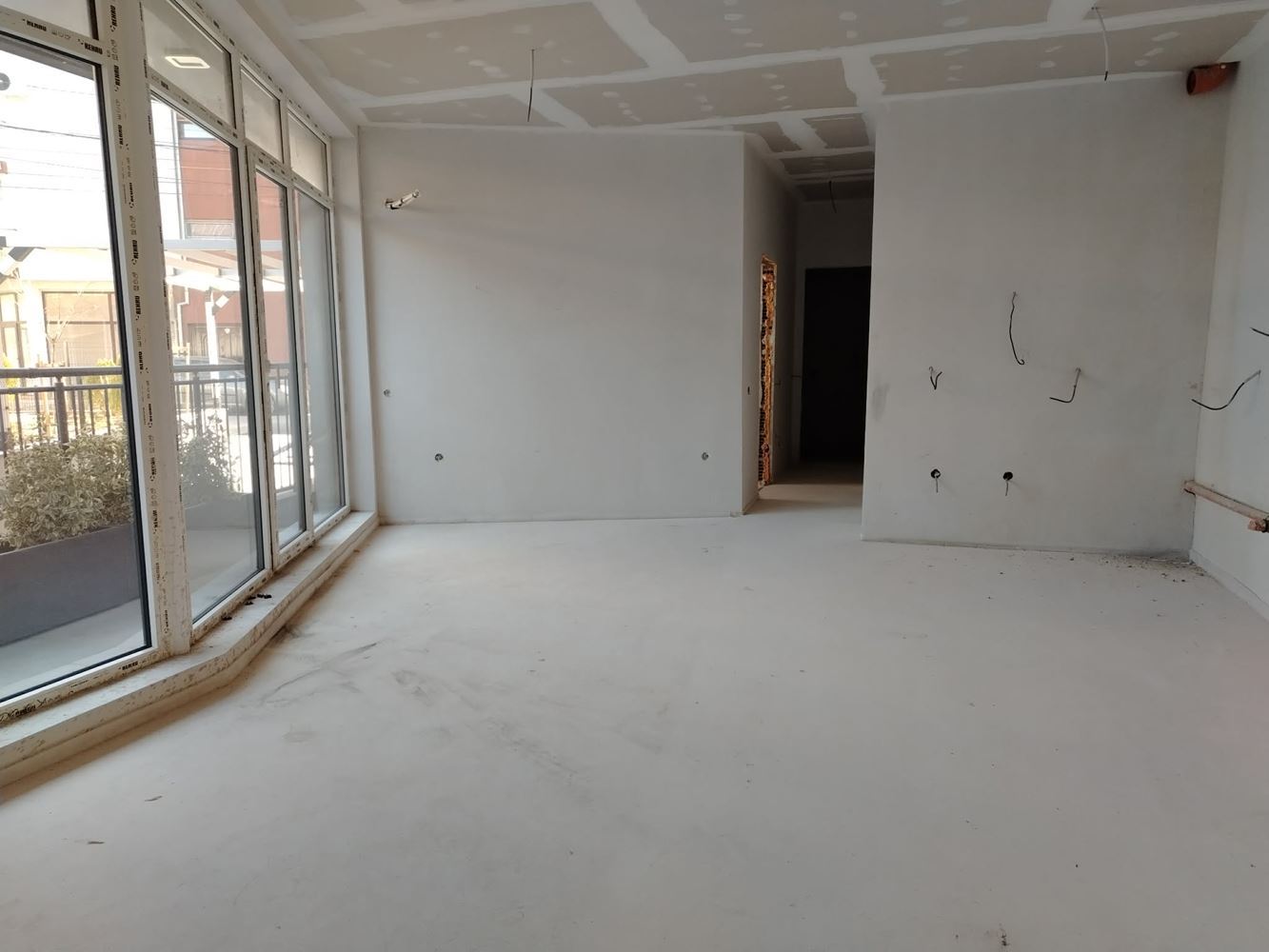 Belediye yakınında park yeri olan iki yatak odalı daire-0 Тристаен апартамент с паркомясто недалеч от Общината - 0