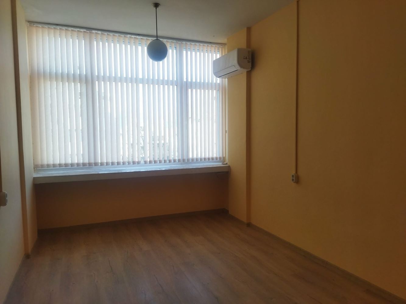 Офис под наем 18 кв.м. в центъра на Ларго, след основен ремонт-0 Офис под наем 18 кв.м. в центъра на Ларго, след основен ремонт - 0