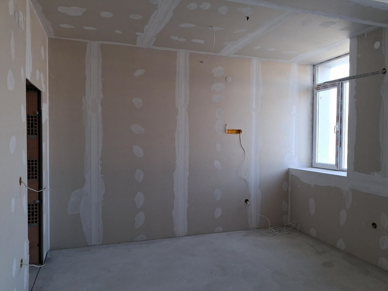 Продава се тристаен апартамент в широк център - 0