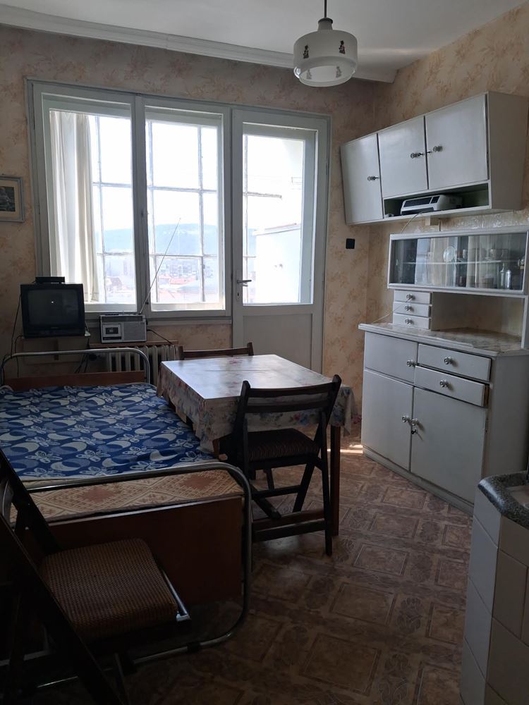 Център,тухла,непоследен етаж,3 отделни стаи с възможност за преустройство-0 Център,тухла,непоследен етаж,3 отделни стаи с възможност за преустройство - 0