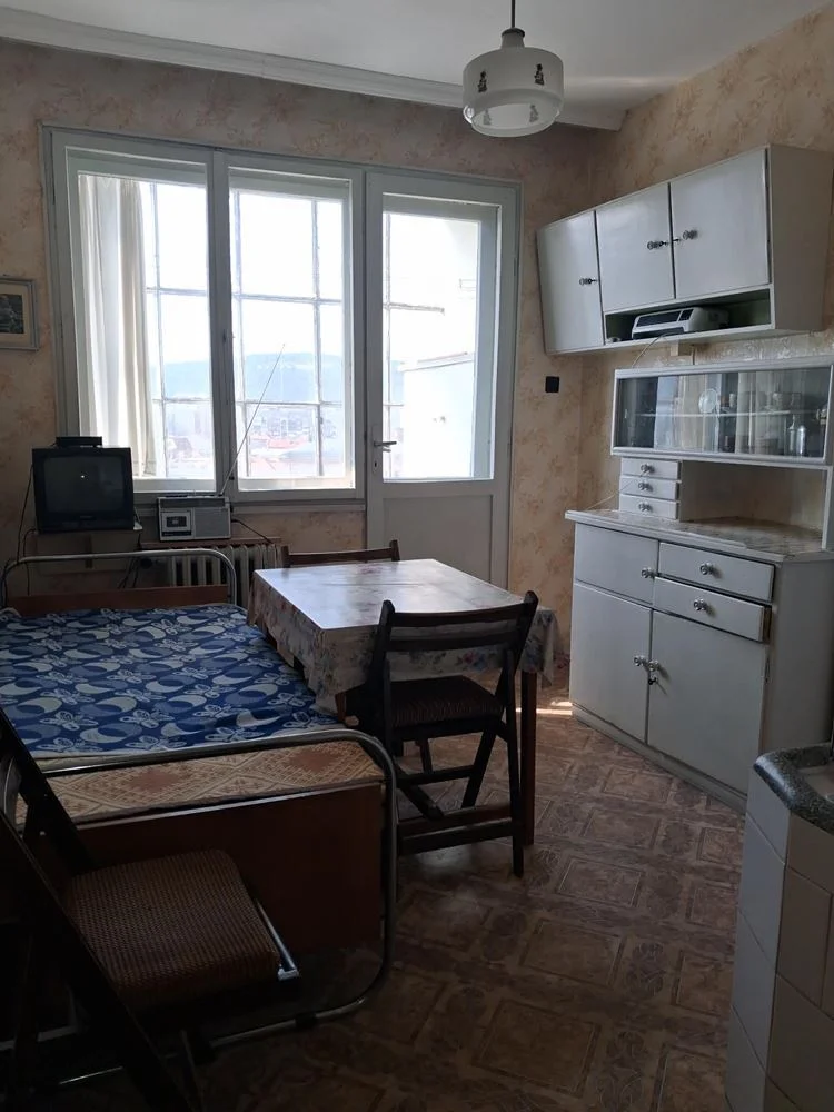 Zentrum, Backstein, nicht neues Stockwerk, 3 getrennte Räume mit Möglichkeit der Rekonstruktion-0 Zentrum, Backsteinbau, nicht im obersten Stockwerk, 3 separate Zimmer mit Umbau-Möglichkeit – 0
