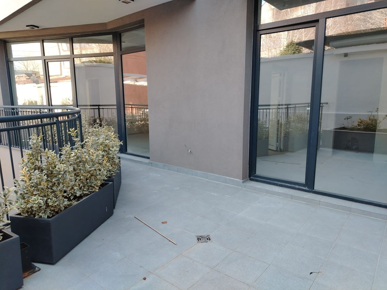 Belediye yakınında park yeri olan iki yatak odalı daire-0 Тристаен апартамент с паркомясто недалеч от Общината - 0