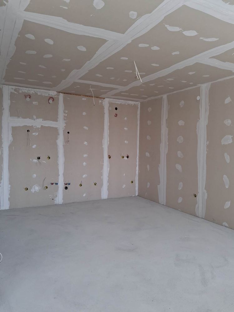 Продава се тристаен апартамент в широк център - 0