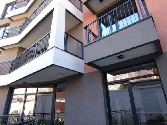 Тристаен апартамент с паркомясто недалеч от Общината - 0