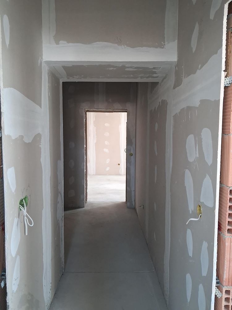 Продава се тристаен апартамент в широк център - 0