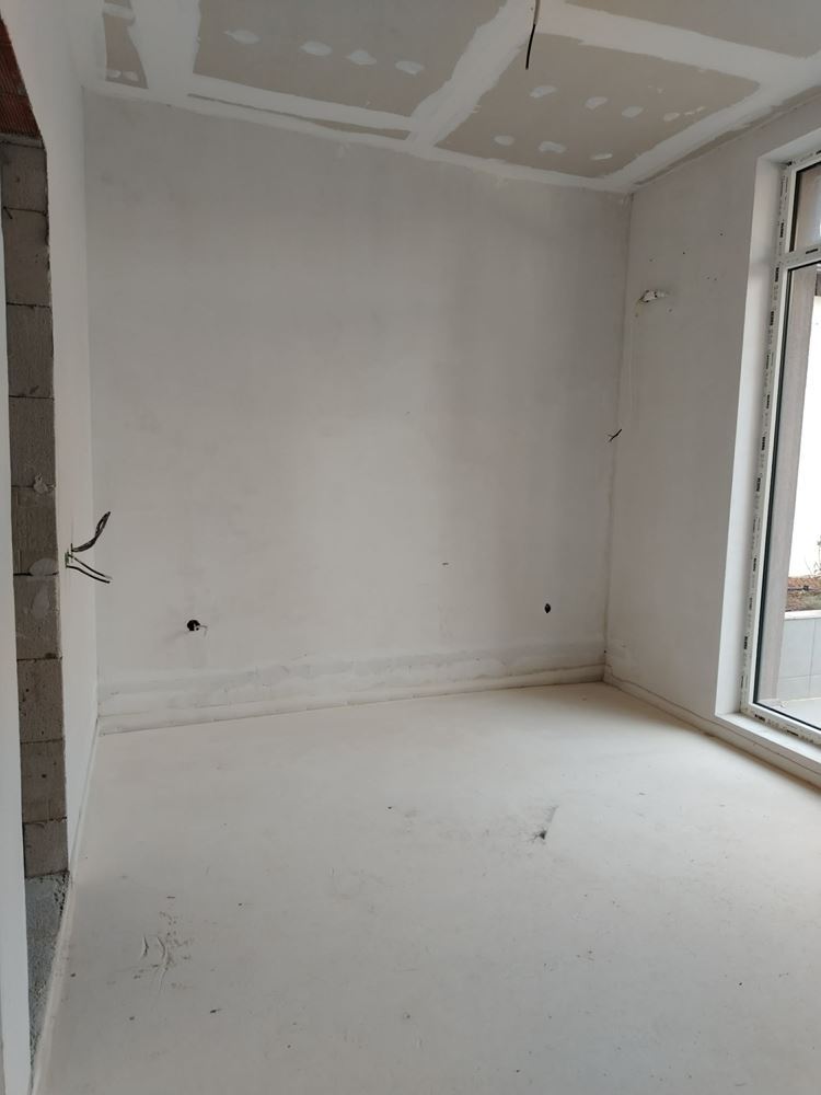 Belediye yakınında park yeri olan iki yatak odalı daire-0 Тристаен апартамент с паркомясто недалеч от Общината - 0