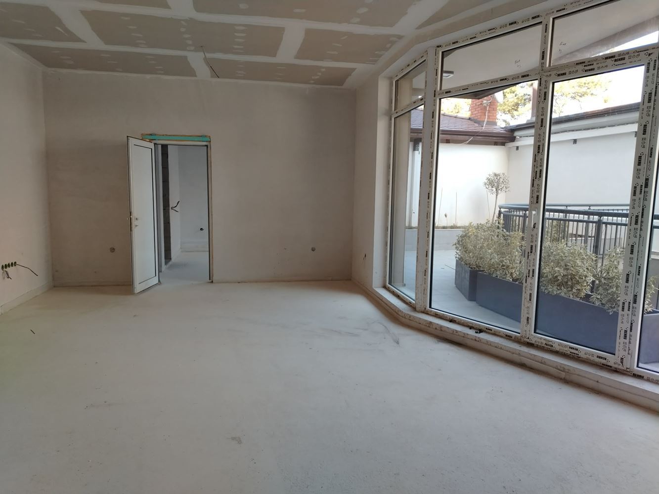 Belediye yakınında park yeri olan iki yatak odalı daire-0 Тристаен апартамент с паркомясто недалеч от Общината - 0