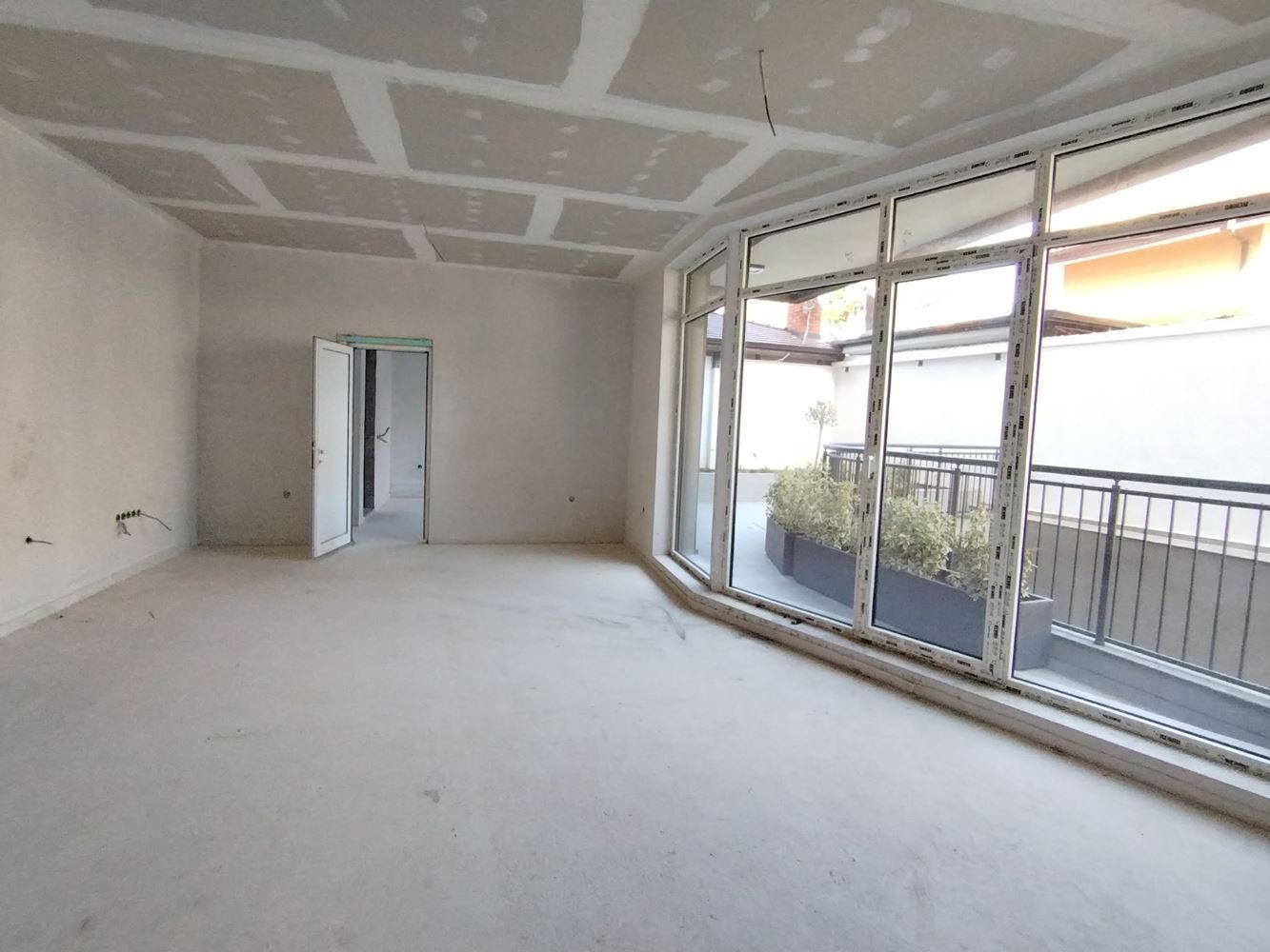 Belediye yakınında park yeri olan iki yatak odalı daire-0 Тристаен апартамент с паркомясто недалеч от Общината - 0