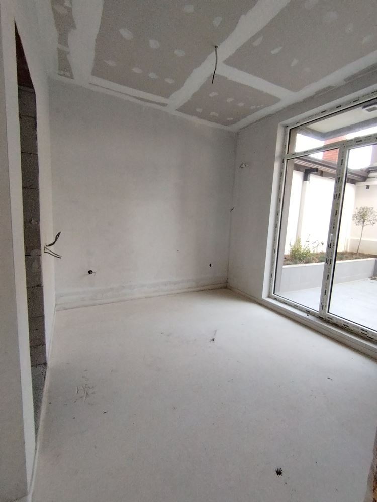 Belediye yakınında park yeri olan iki yatak odalı daire-0 Тристаен апартамент с паркомясто недалеч от Общината - 0