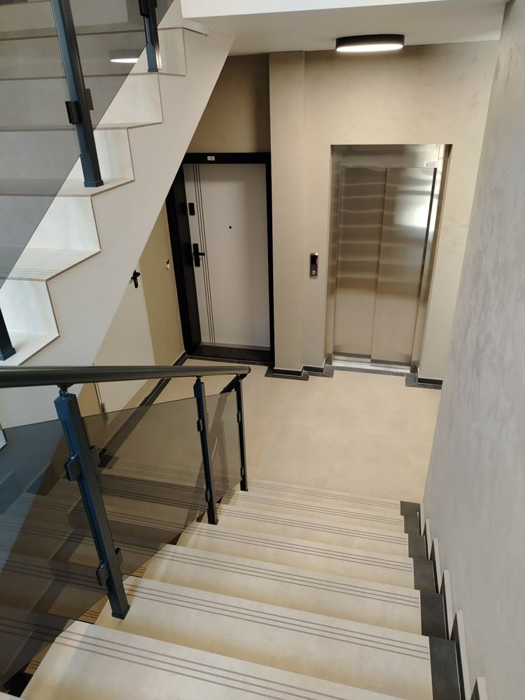 Belediye yakınında park yeri olan iki yatak odalı daire-0 Тристаен апартамент с паркомясто недалеч от Общината - 0