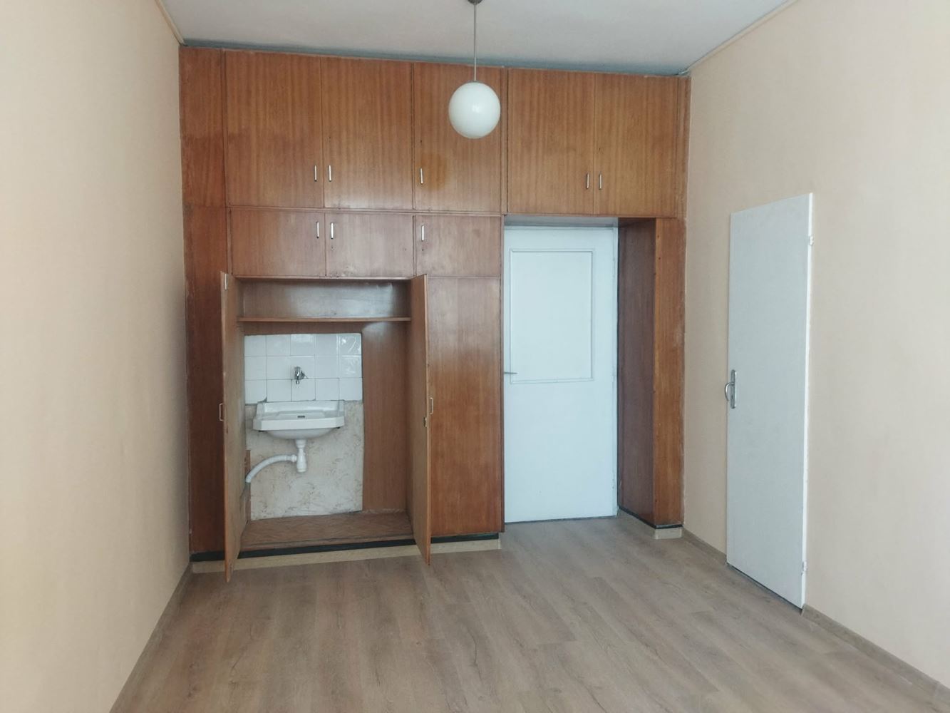 Офис под наем 18 кв.м. в центъра на Ларго, след основен ремонт-0 Офис под наем 18 кв.м. в центъра на Ларго, след основен ремонт - 0