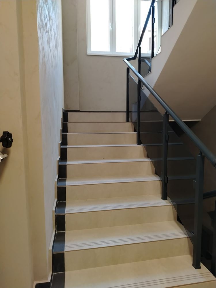 Belediye yakınında park yeri olan iki yatak odalı daire-0 Тристаен апартамент с паркомясто недалеч от Общината - 0