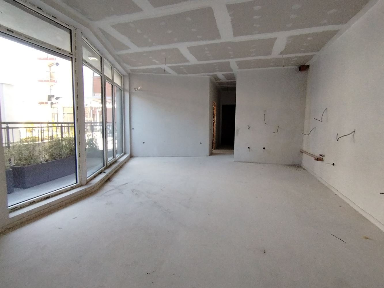 Belediye yakınında park yeri olan iki yatak odalı daire-0 Тристаен апартамент с паркомясто недалеч от Общината - 0