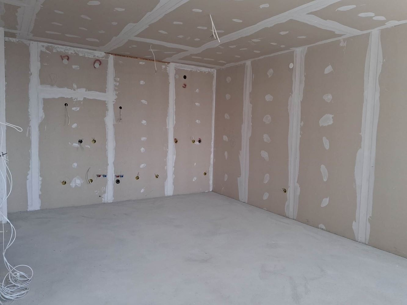 Продава се тристаен апартамент в широк център - 0