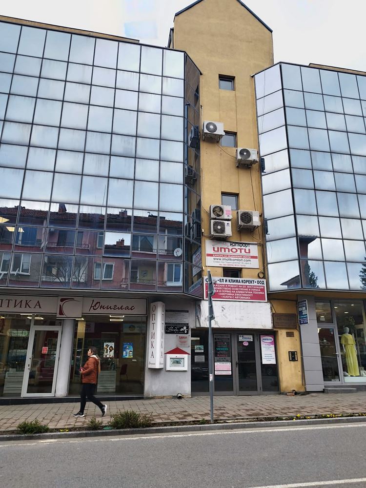 бул. Хаджи Димитър, Дава се под наем напълно обзаведен офис в офис сграда - 0