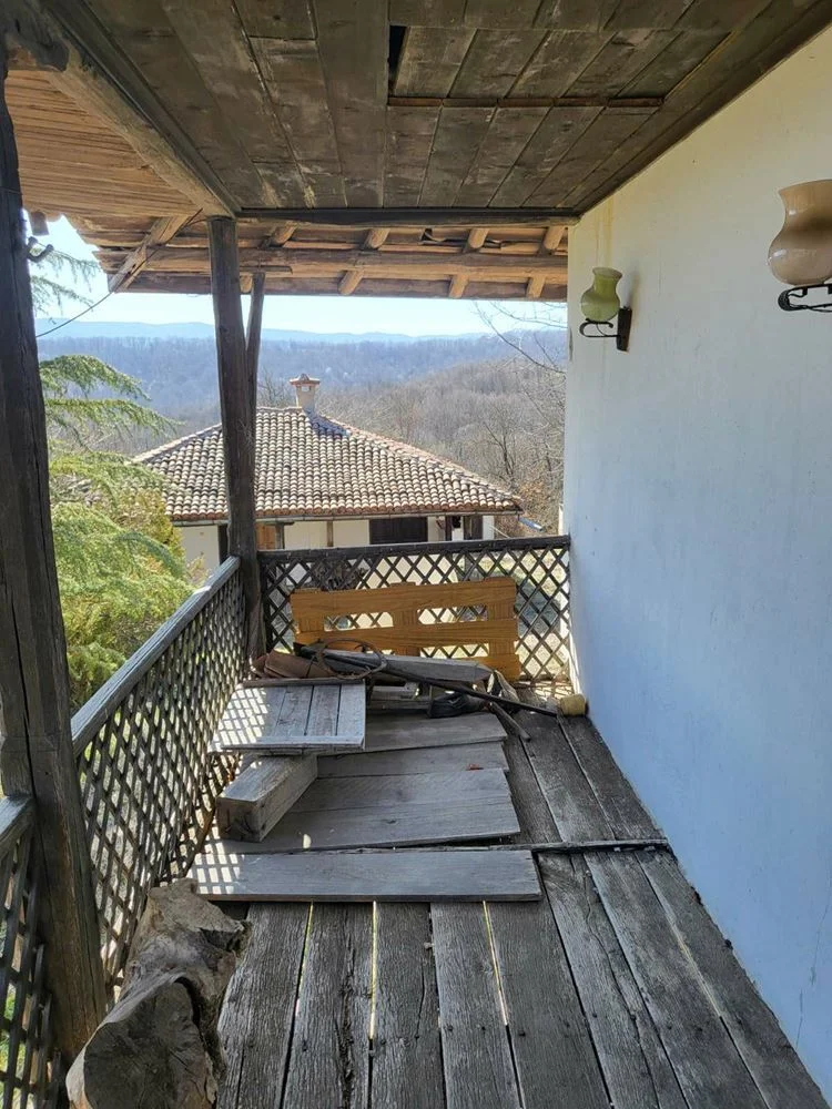 Dorf Zaichari neues Haus zur Fertigstellung und ein weiteres 120 Jahre altes an 2 Etagen-0 Dorf Zaichari: ein neues Haus, das noch fertiggestellt werden muss, und ein weiteres 120 Jahre altes, zweistöckiges Haus – 0