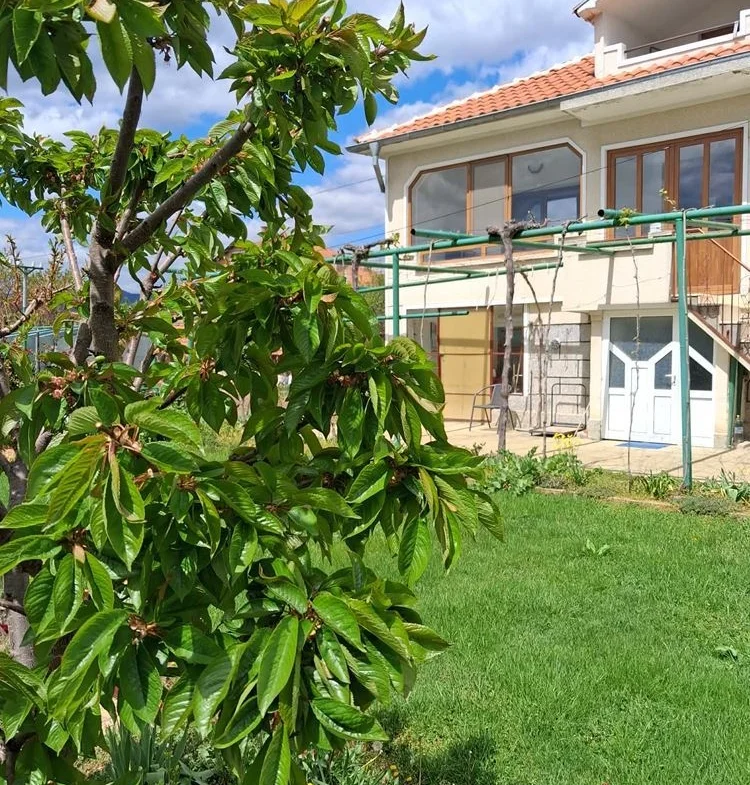 Stadtteil Rechitsa, zweistöckiges Massivhaus, Grundstück – 650 m²
