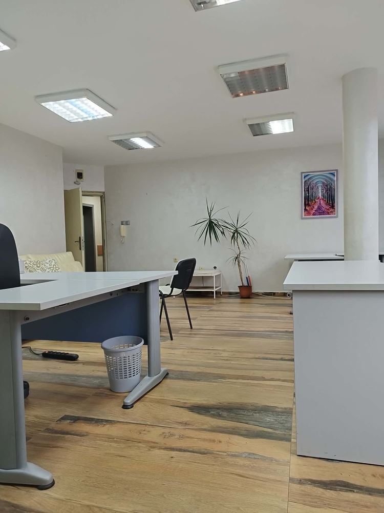 бул. Хаджи Димитър, Напълно обзаведен и ремотиран офис в офис сграда - 0