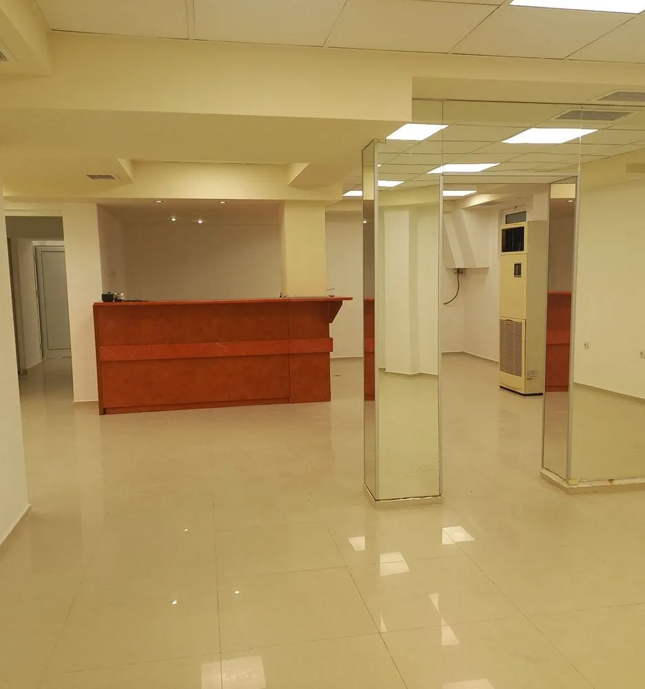 Aşağıya inen basamaklarla 150 metrekarelik ideal merkez oda-0 Merkezin tam kalbinde, 150 m² alana sahip, aşağıya doğru merdivenli bir mekan - 0
