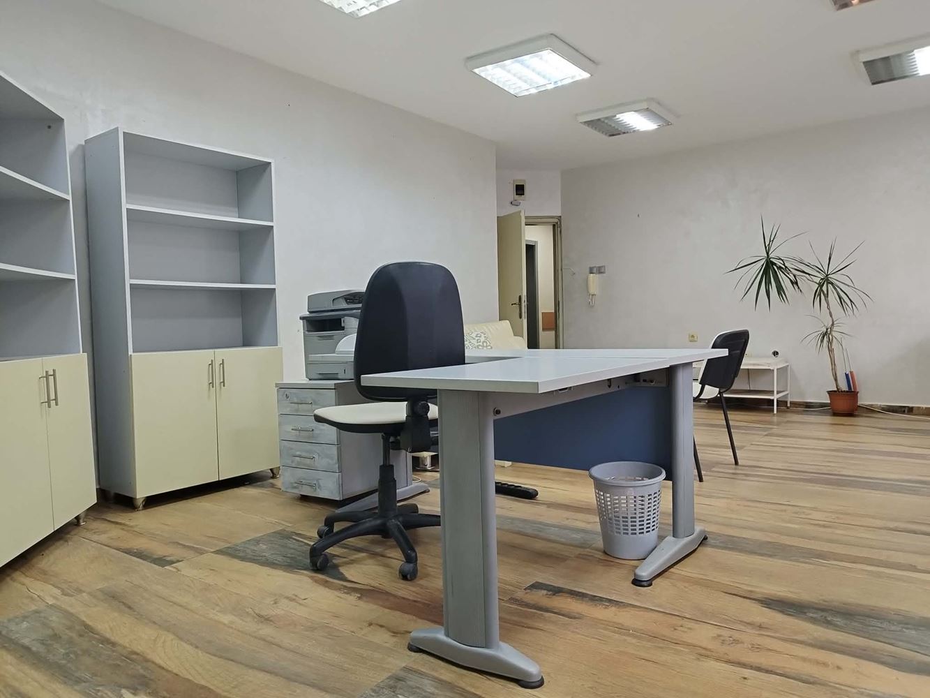 бул. Хаджи Димитър, Дава се под наем напълно обзаведен офис в офис сграда - 0