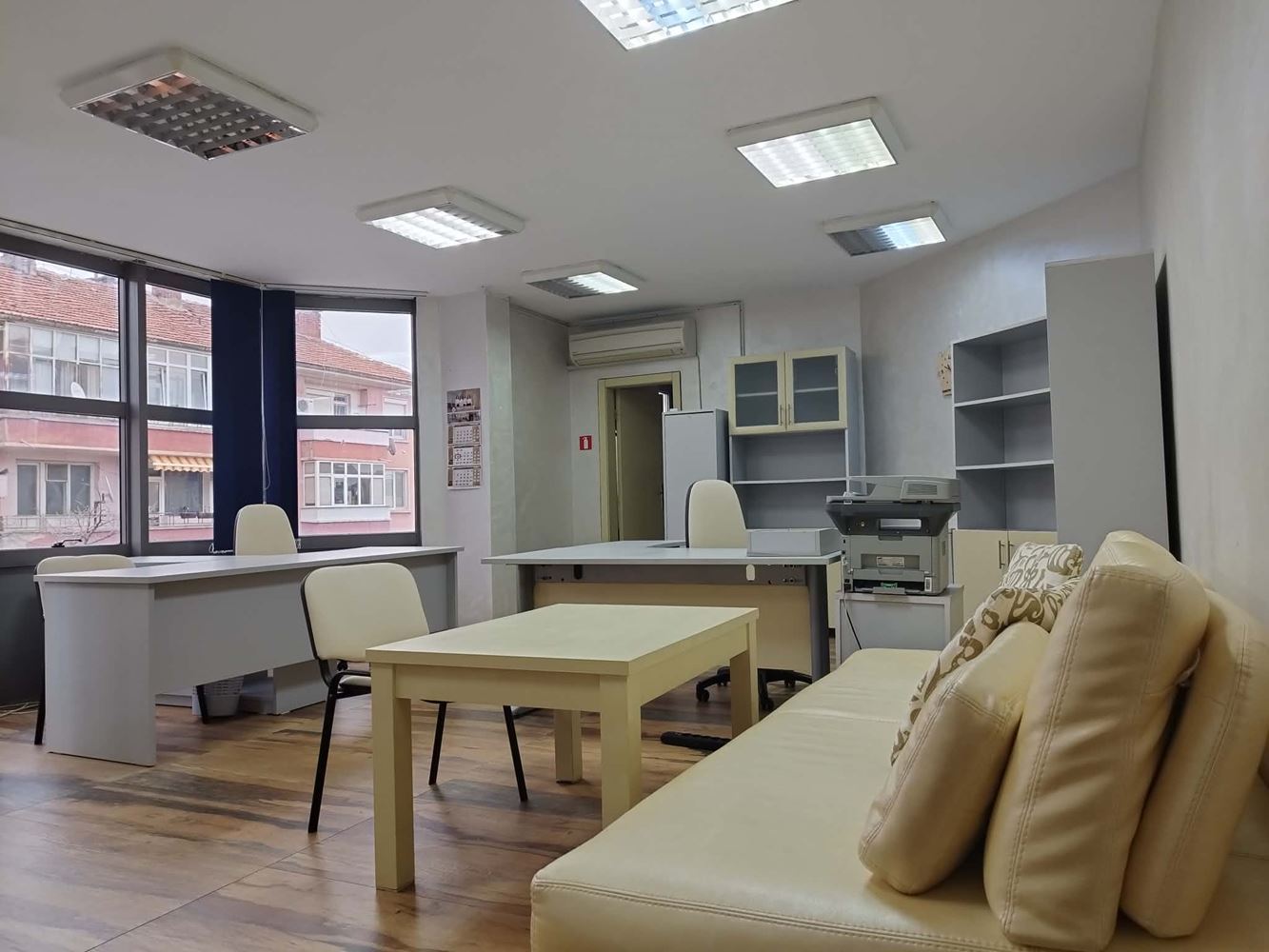 бул. Хаджи Димитър, Напълно обзаведен и ремотиран офис в офис сграда - 0