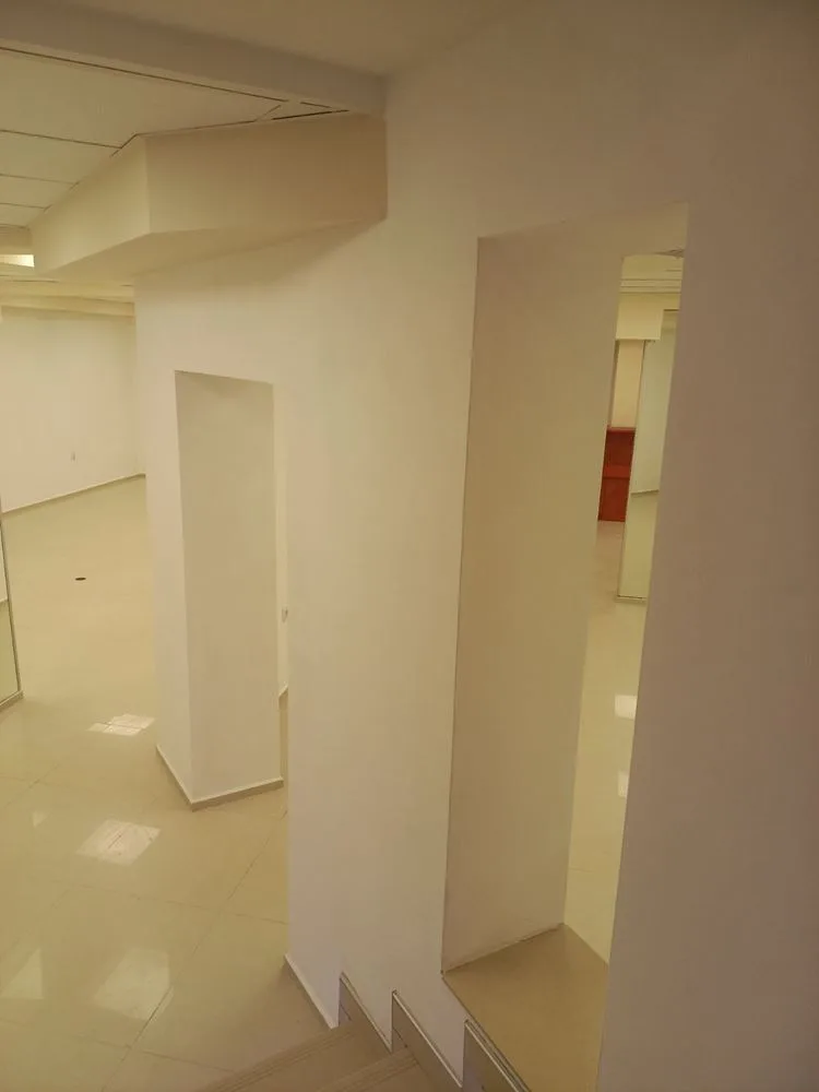 Aşağıya inen basamaklarla 150 metrekarelik ideal merkez oda-0 Merkezin tam kalbinde, 150 m² alana sahip, aşağıya doğru merdivenli bir mekan - 0
