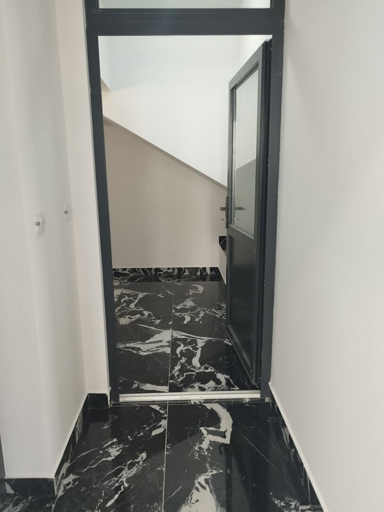 Ново, ъглово помещение на партер в кв. Българка, с големи витрини - 0