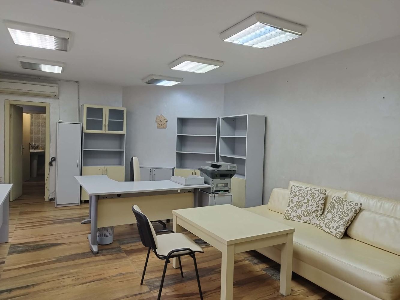 бул. Хаджи Димитър, Дава се под наем напълно обзаведен офис в офис сграда - 0