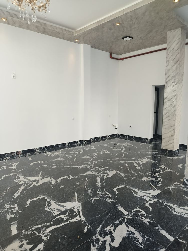 Ново, ъглово помещение на партер в кв. Българка, с големи витрини - 0