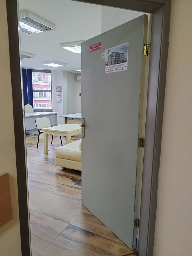 бул. Хаджи Димитър, Дава се под наем напълно обзаведен офис в офис сграда - 0