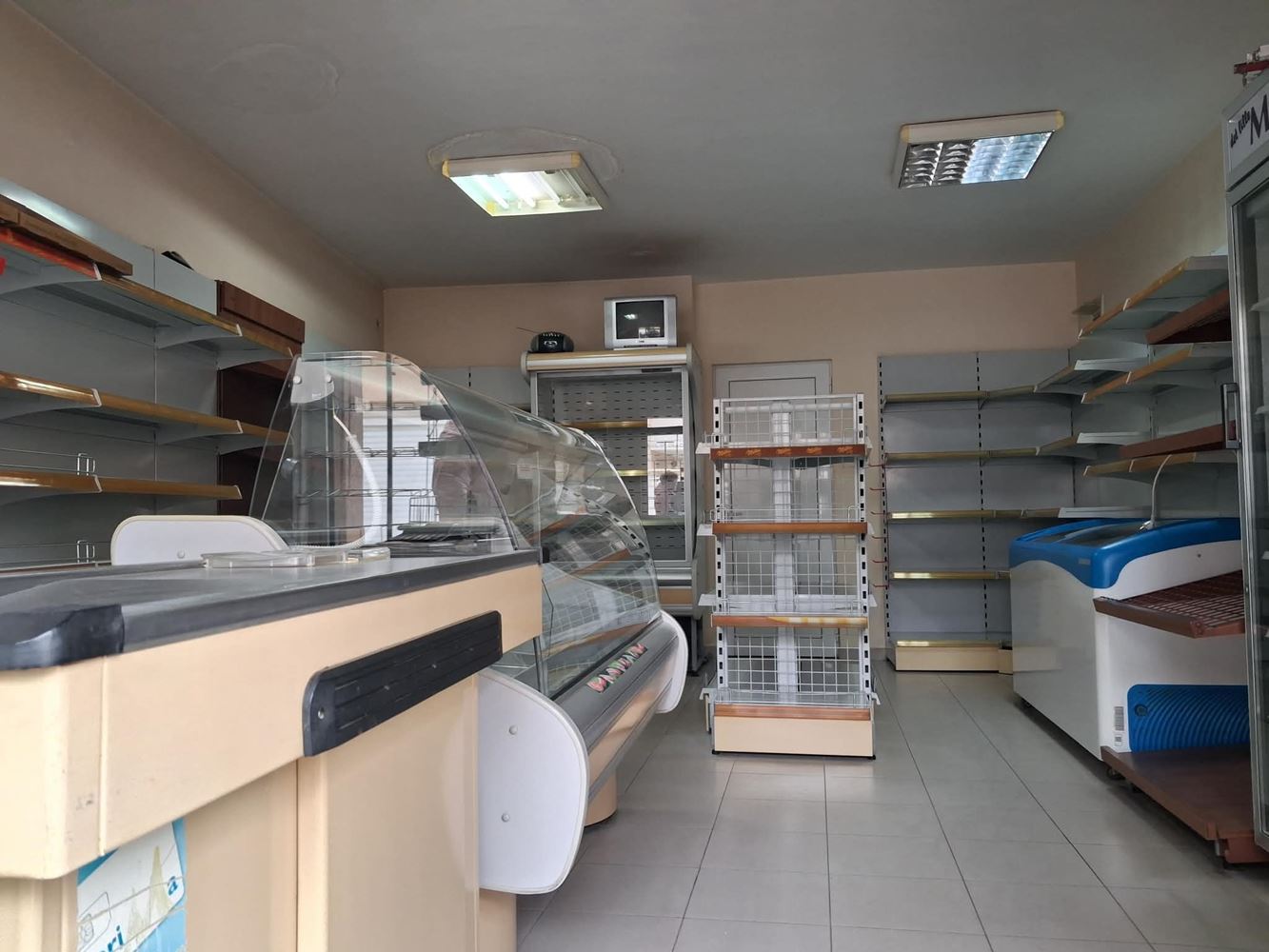 Широк център,магазин за хранителни стоки ,обзаведен - 0