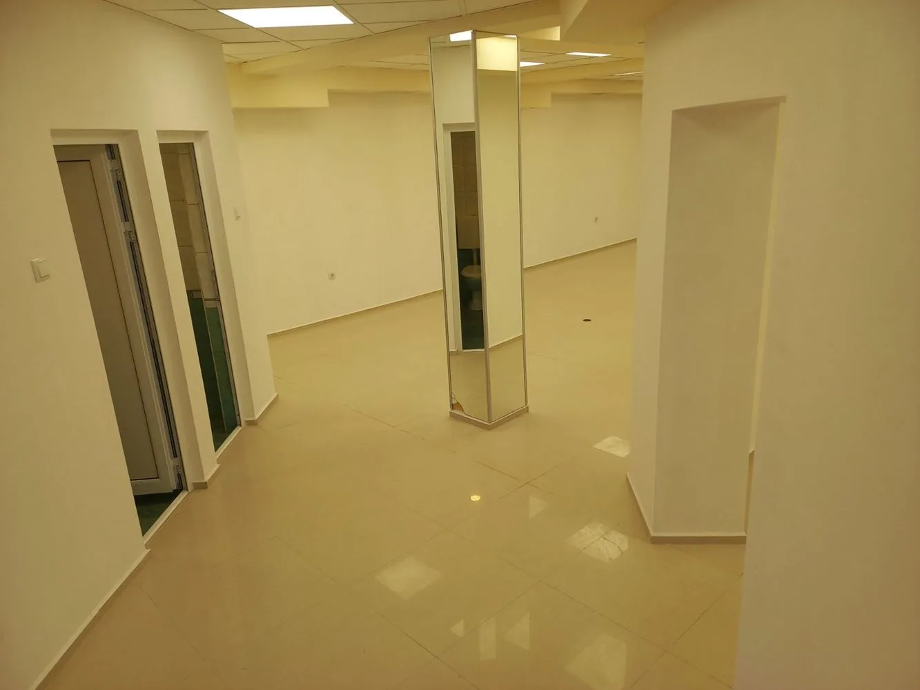 Aşağıya inen basamaklarla 150 metrekarelik ideal merkez oda-0 Merkezin tam kalbinde, 150 m² alana sahip, aşağıya doğru merdivenli bir mekan - 0