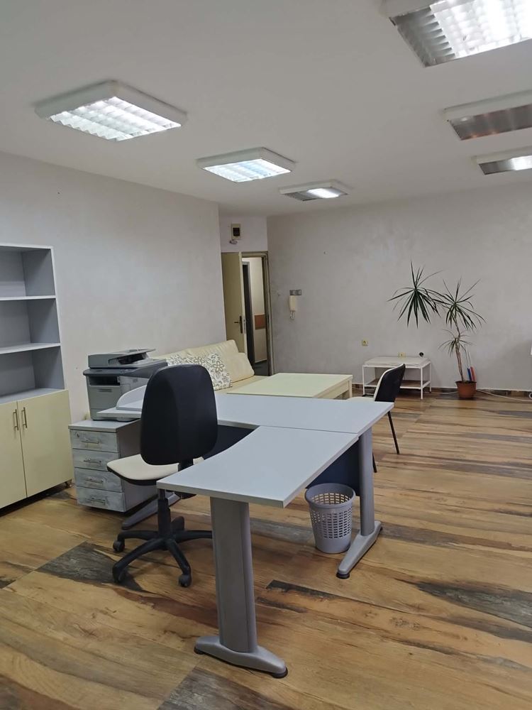 бул. Хаджи Димитър, Напълно обзаведен и ремотиран офис в офис сграда - 0