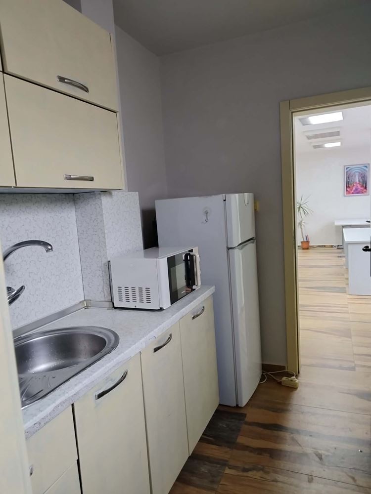 бул. Хаджи Димитър, Напълно обзаведен и ремотиран офис в офис сграда - 0