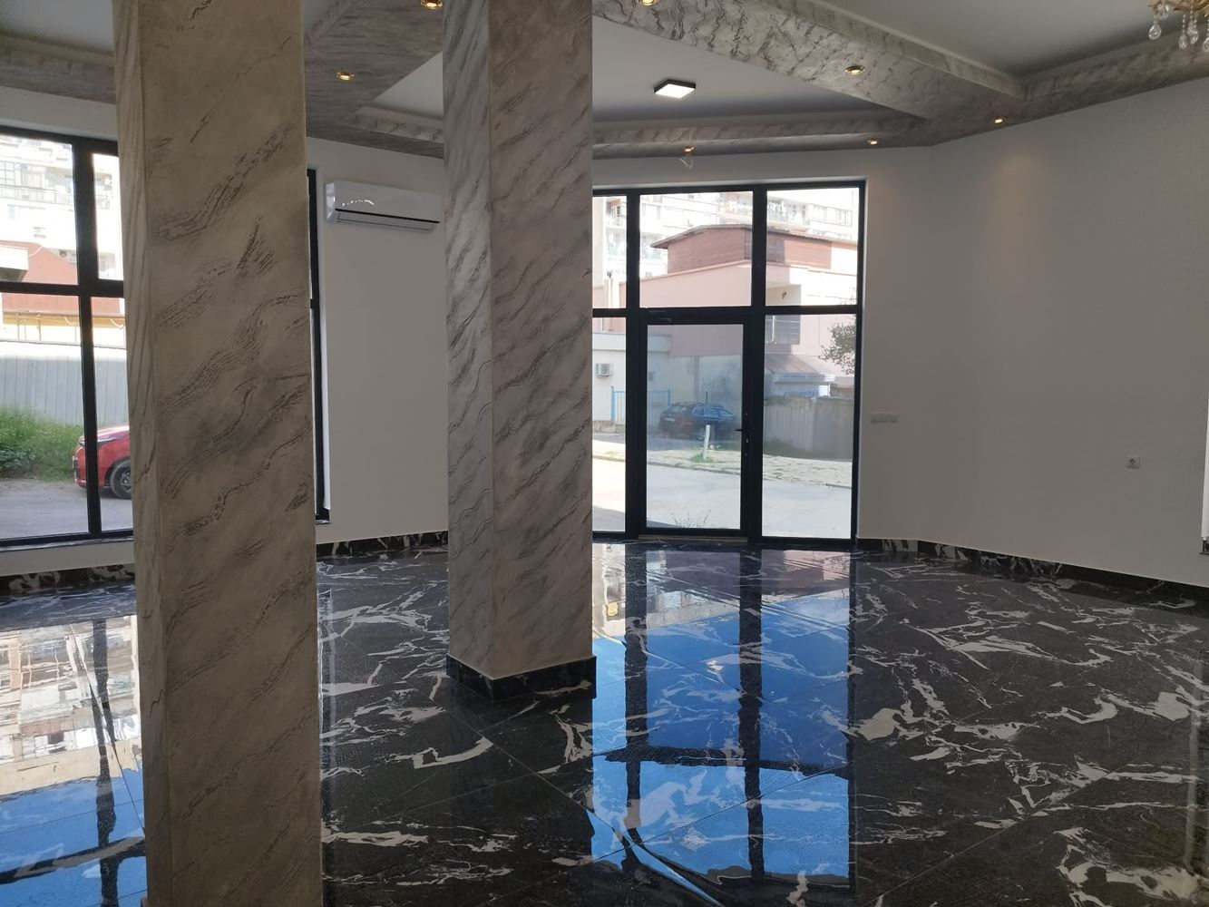 Ново, ъглово помещение на партер в кв. Българка, с големи витрини - 0