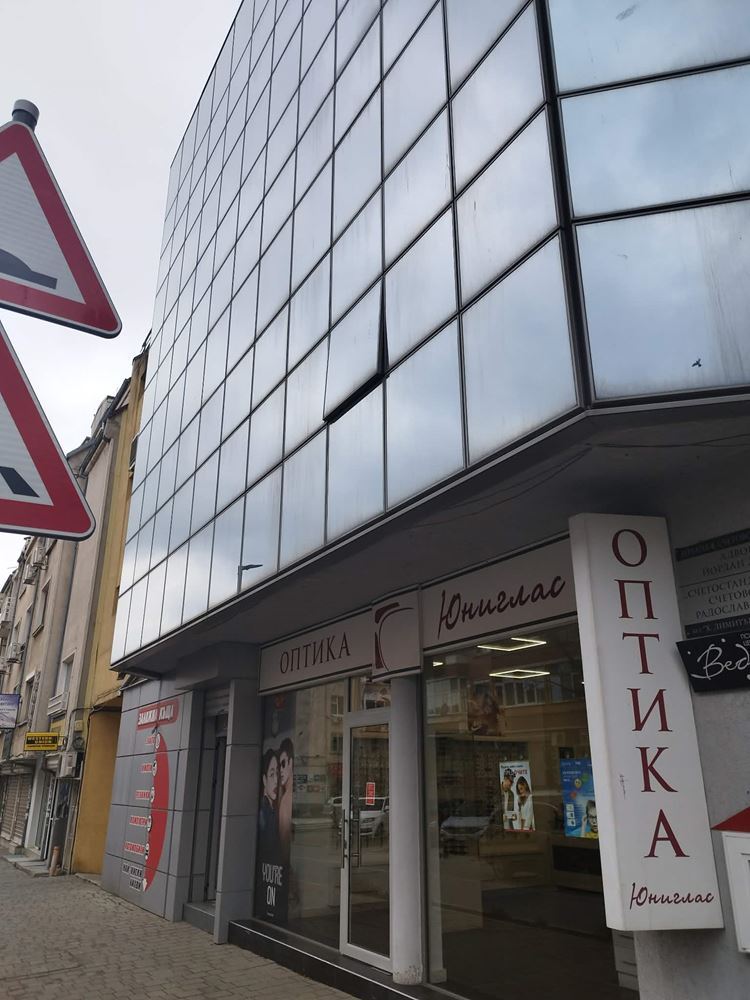 бул. Хаджи Димитър, Напълно обзаведен и ремотиран офис в офис сграда - 0