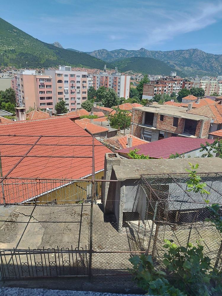 кв. ”КЛУЦОХОР” - продава тухлена къща с двор - 0