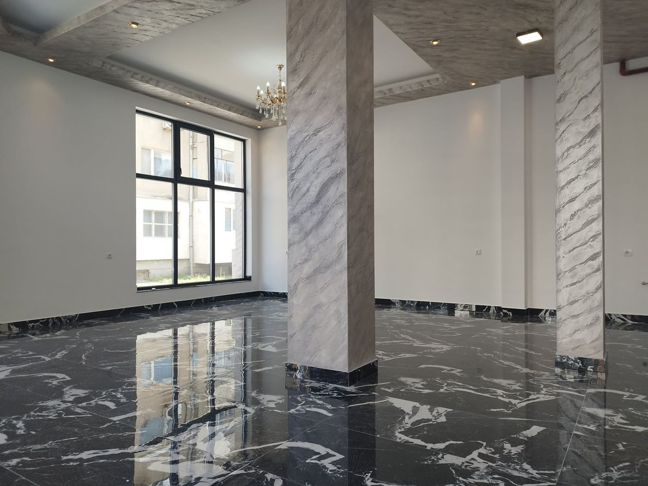 Ново, ъглово помещение на партер в кв. Българка, с големи витрини - 0