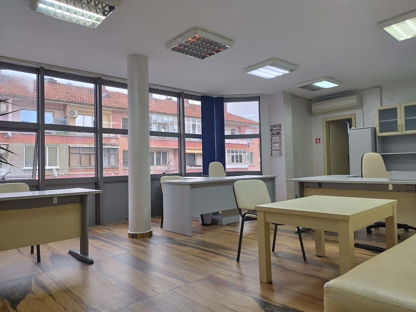 бул. Хаджи Димитър, Напълно обзаведен и ремотиран офис в офис сграда - 0