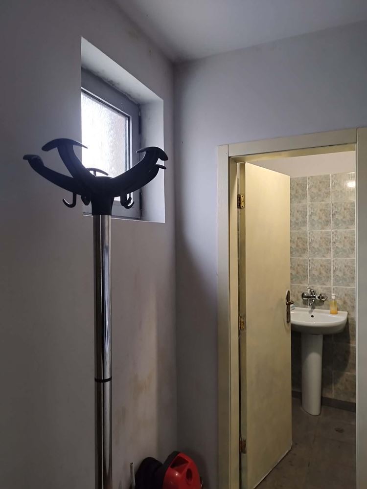 бул. Хаджи Димитър, Дава се под наем напълно обзаведен офис в офис сграда - 0