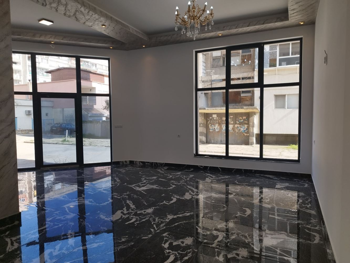 Ново, ъглово помещение на партер в кв. Българка, с големи витрини - 0